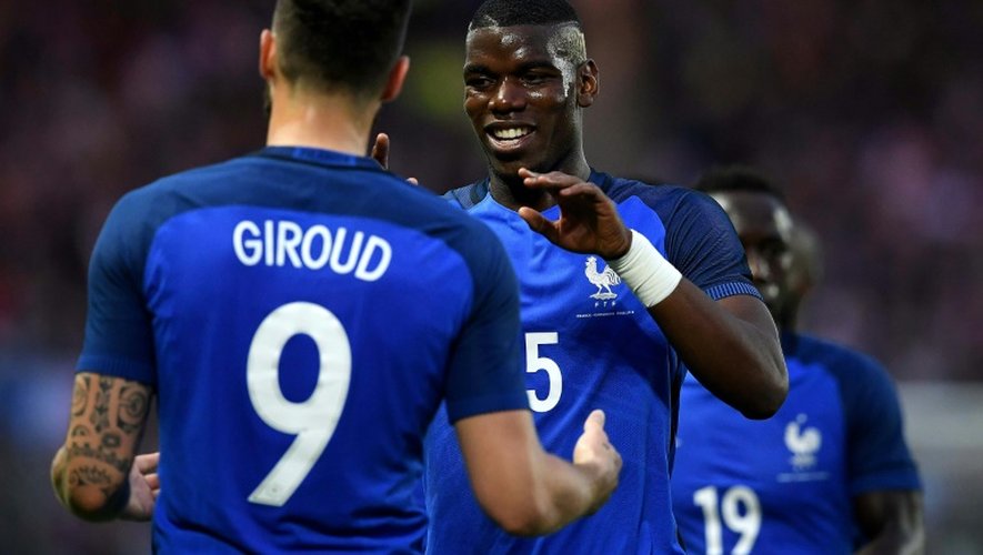 L'attaquant des Bleus Olivier Giroud, buteur contre le Cameroun, remercie son passeur Paul Pogba, le 30 mai 2016 à La Beaujoire