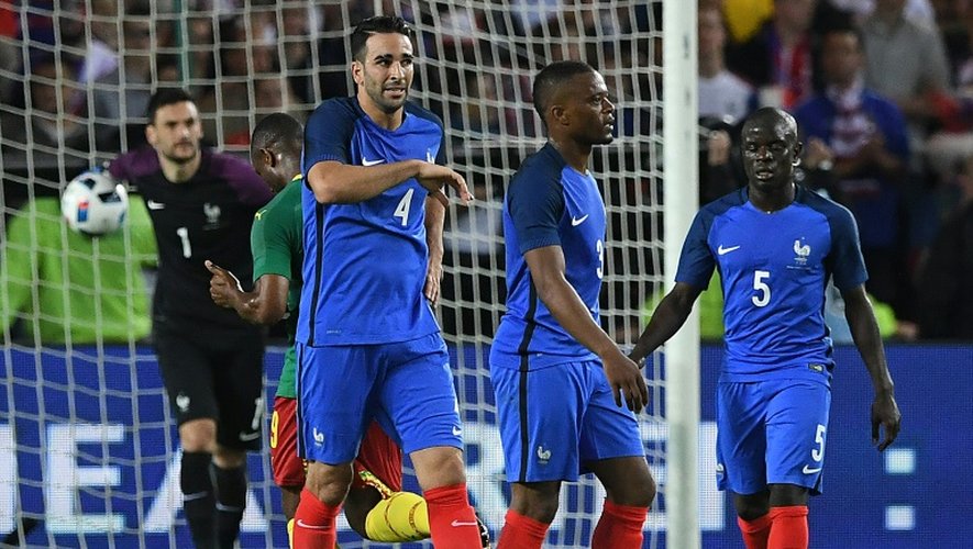 Hugo Lloris, Adil Rami, Patrice Evra et Ngolo Kanté après le 2e but encaissé par la France face au Cameroun, le 30 mai 2016 à La Beaujoire