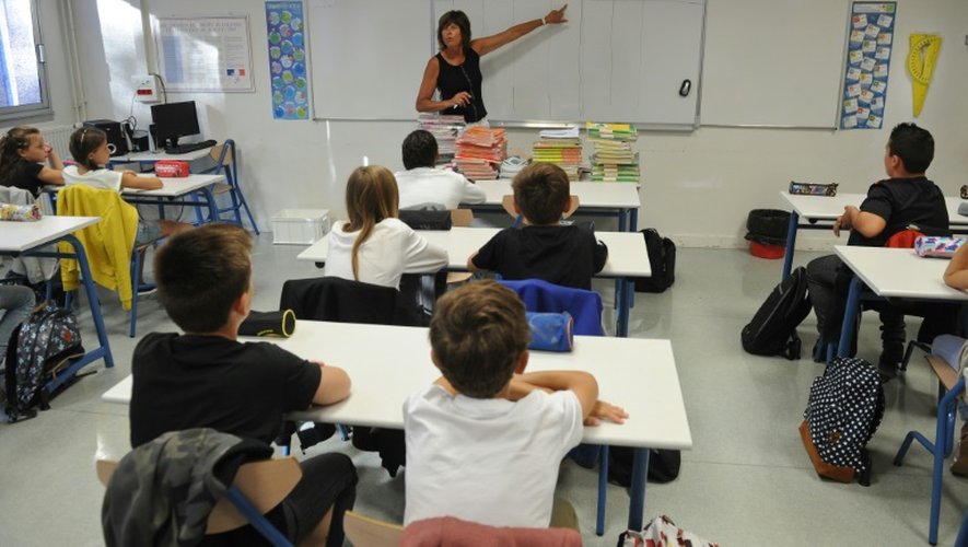 Des collégiens en classe de 6e et leur professeure, à Ayrte (Charente-Maritime), le 1er septembre 2015