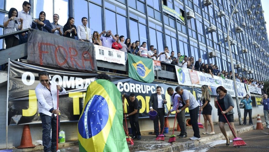 Photo fournie par Agencia Brasil montrant une manifestation de fonctionnaires pour obtenir la démission du minitre brésilien de la Transparence Fabiano Silveira à Brasilia le 30 mai 2016