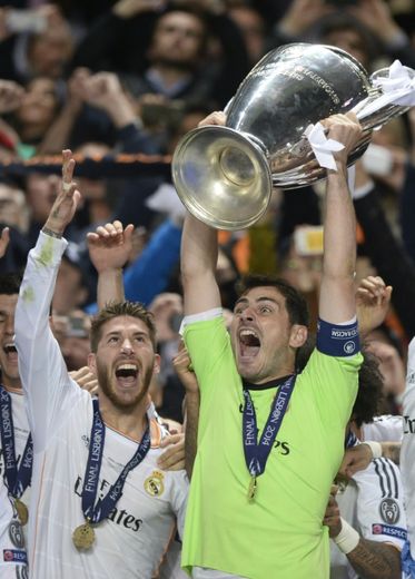 Iker Casillas soulève le trophée de la Ligue des champions remporté par le Real Madrid devant l'Atlético, le 24 mai 2015 à Lisbonne