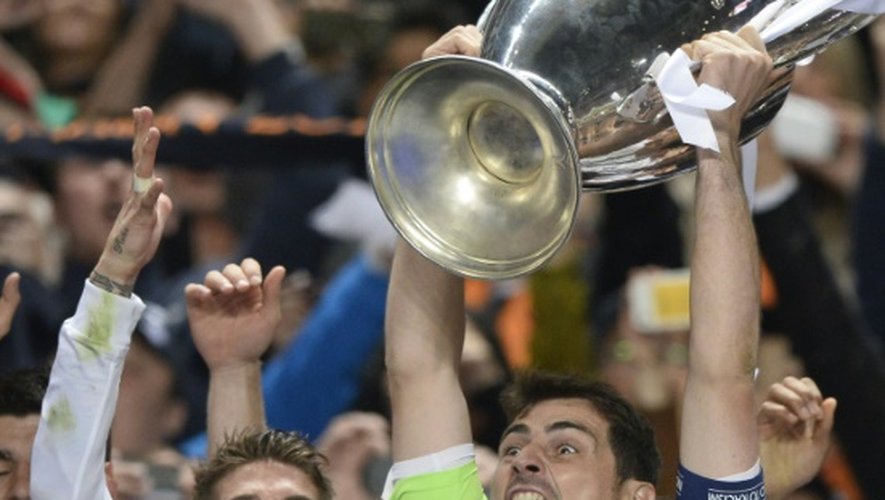 Iker Casillas soulève le trophée de la Ligue des champions remporté par le Real Madrid devant l'Atlético, le 24 mai 2015 à Lisbonne