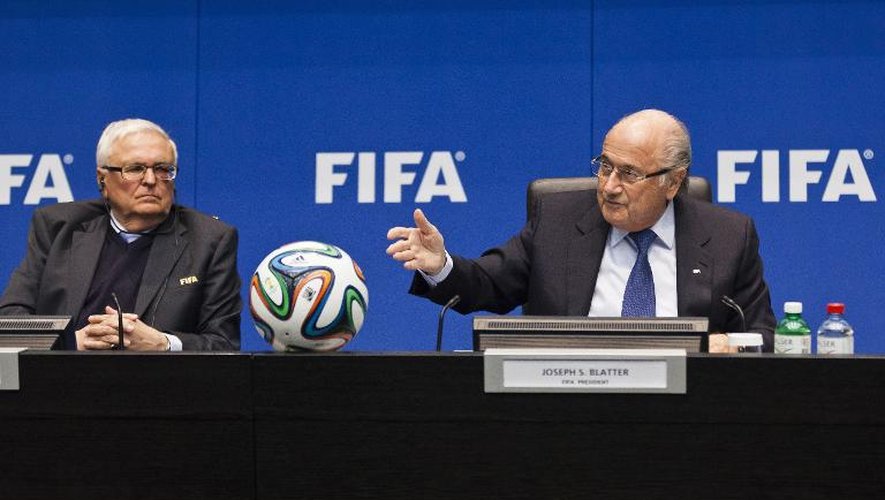 Le président de la Fifa Sepp Blatter (d) en conférence de presse, le 21 mars 2014 à Zürich