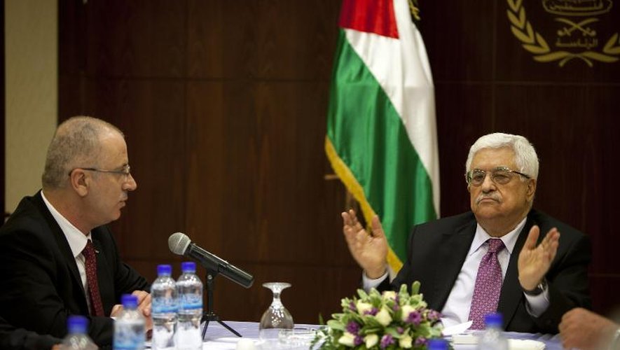 Le président de Mahmoud Abbas (d) préside le premier conseil des ministres d'uion palestinien le 2 juin 2014 à Ramallah