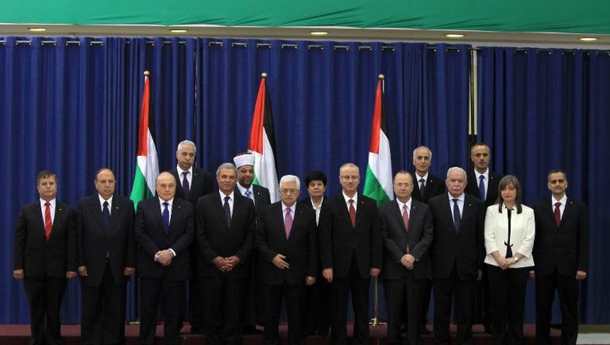 Le président palestinien Mahmoud Abbas entouré de son nouveau gouvernement, le 2 juin 2014 à Ramallah (Cisjordanie)