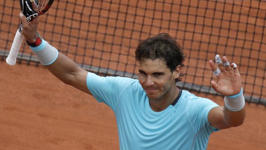 L'Espagnol Rafael Nadal salue le public de Roland-Garros après sa victoire sur le Serbe Dusan Lajovic, le 2 juin 2014 à Paris