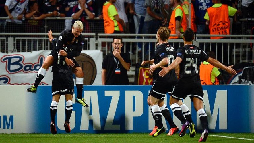 Les joueurs de la Real Sociedad se congratulent après le but inscrit par le Français Antoine Griezmann contre Lyon, en barrage aller de la Ligue des champions, au stade de Gerland, le 20 août 2013