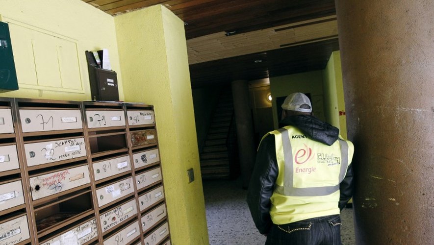 Un agent de portage de la municipalité dans un immeuble du quartier du  "Chêne-Pointu" le 21 février 2012 à Clichy-sous-Bois