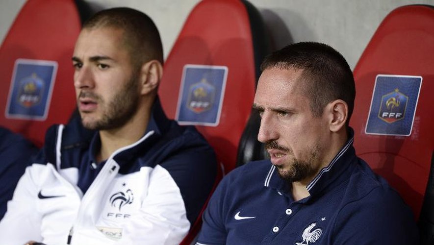 Franck Ribéry (d) et Karim Benzema assistent au match de préparation pour le Mondial entre la France et le Paraguay, le 1er juin 2014 à l'Allianz Riviera de Nice