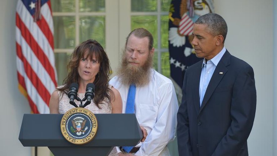 Les parents du soldat américain Bowe Bergdahl, Jani Bergdahl (g) et Bob Bergdahl (d) aux côtés du président américain Barack Obama à la Maison-Blanche le 31 mai 2014