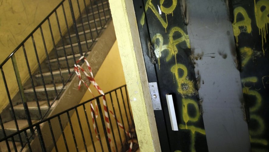Une cage d'escalier dégradée dans un immeuble du quartier du  "Chêne-Pointu" le 21 février 2012 à Clichy-sous-Bois