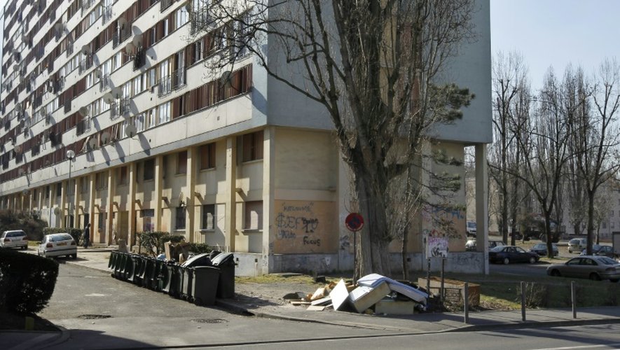 Des ordures devant un immeuble du quartier du "Chêne-Pointu" le 21 février 2012 à Clichy-sous-Bois