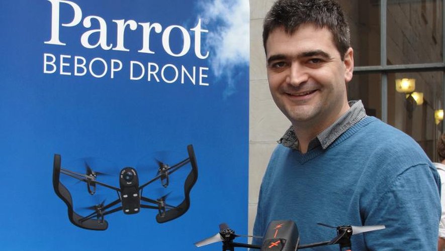 Le directeur de produit de Parrot François Callou exhibe le drone Bebop à San Francisco le 8 mai 2014