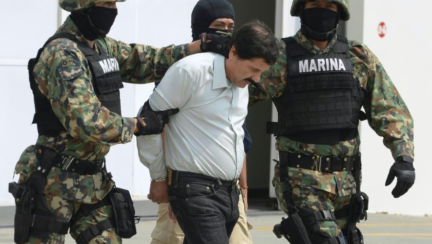 Le trafiquant de drogue mexicain Joaquin Guzman Loera, alias "el Chapo"? est escorté par des soldats de la Marine le 22 février 2014 à Mexico