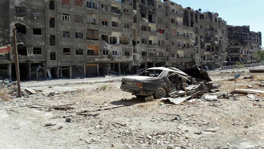 Photo fournie le 17 août 2013 par l'opposition syrienne montrant des immeubles endommagés dans la banlieue de Damas