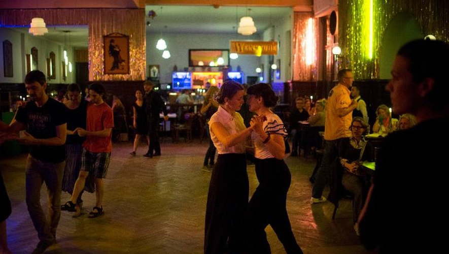 Des personnes dansent lors d'une soirée Swing au Clärchens Ballhaus, le 10 juillet 2013 à Berlin