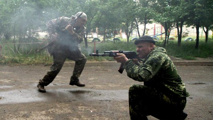 Des séparatistes pro-russes tirent sur des gardes-frontières à Lougansk, dans l'est de l'Ukraine, le 2 juin 2014
