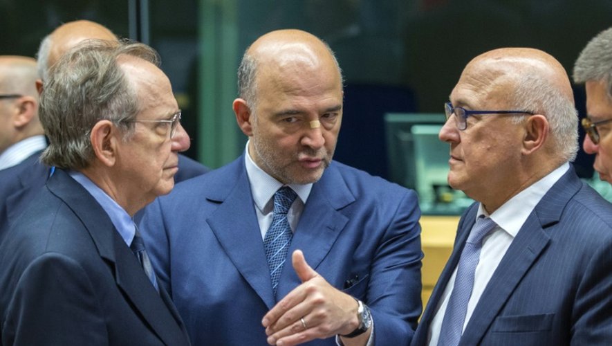 Le commissaire européen Pierre Moscovici entre les ministres italien, Pier Carlo Padoan, et français, Michel Sapin, des Finances lors de la réunion de l'Eurogroupe le 11 juillet 2015 à Athènes