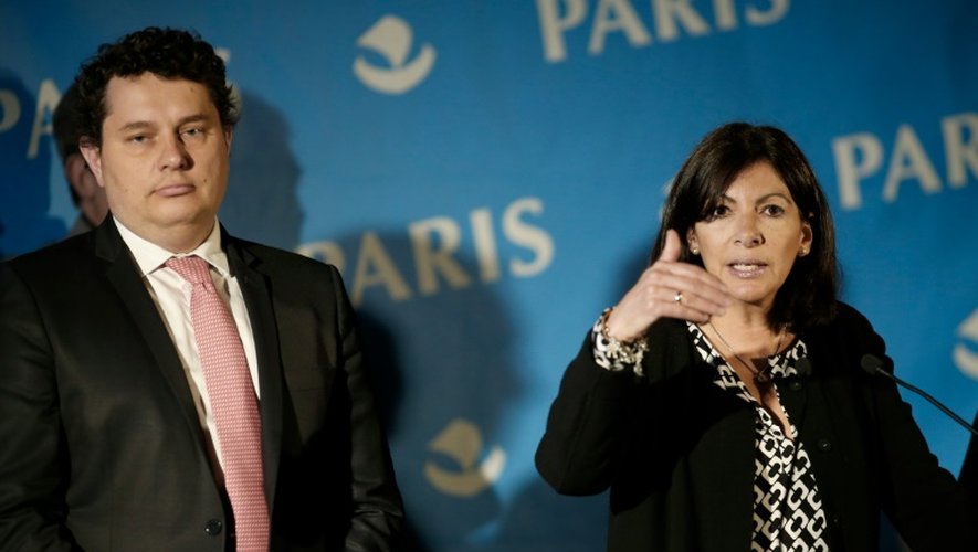 La maire de Paris Anne Hidalgo (d) et le maire du 18e arrondissement de Paris Eric Lejoindre, le 31 mai 2016 à Paris