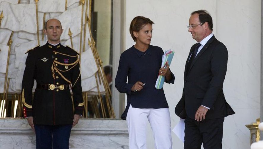 Le président de la République François Hollande (d) et Najat Vallaud-Belkacem (C), ministre des droits de la femme et porte-parole du gouvernement, le 21 août 2013 à Paris