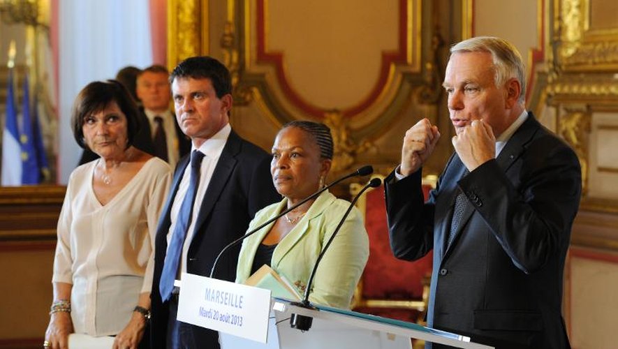 Le Premier ministre Jean-Marc Ayrault (d), accompagné de la ministre de la Justice, Christiane Taubira, du ministre de l'Intérieur, Manuel Valls et de Marie-Arlette Carlotti, ministre délégué aux handicapés, le 20 août 2012 lors d'une