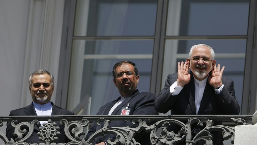 Le ministre iranien des Affaires étrangères, Javad Zarif tente de communiquer avec des médias depuis un balcon d'hôtel, le 10 juillet 2015 à Vienne