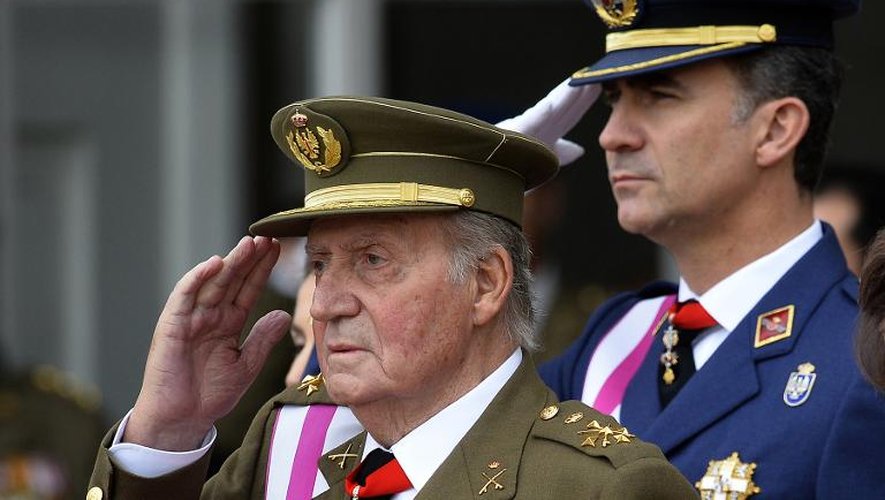 Le roi Juan Carlos (g) et son fils Felipe qui va lui succéder, le 6 janvier 2014 à Madrid