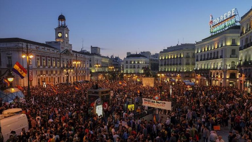 Des militants pro-républicains manifestent le 2 juin 2014 dans le centre de Madrid quelques heures après l'annonce de l'abdication du roi Juan Carlos en faveur de son fils, Felipe
