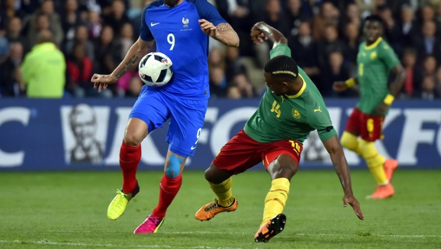 L'attaquant des Bleus Olivier Giroud (g) lors du match de préparation à l'Euro face au Cameroun, le 30 mai 2016 à La Beaujoire