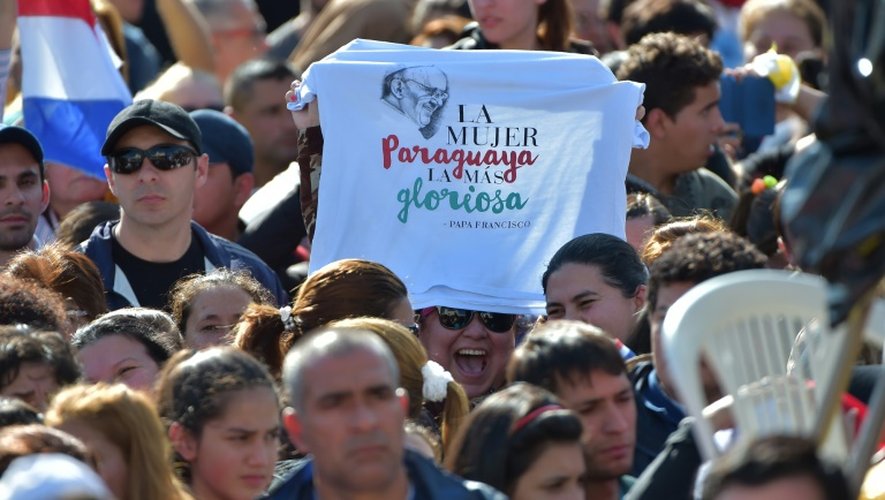 La foule des fidèles sur l'esplanade de la basilique de Caacupé le 11 juillet 2015 à Asuncion