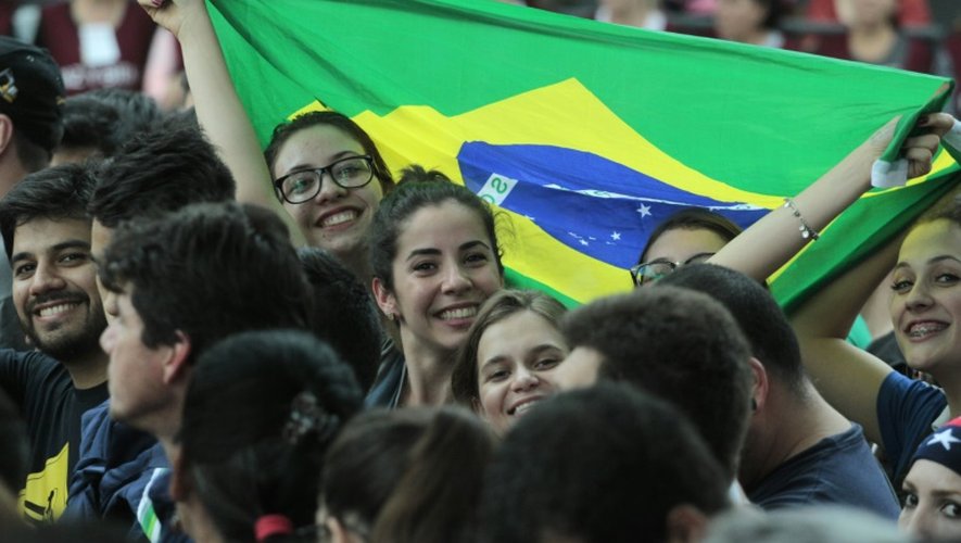Le drapeau brésilien brandi par des fidèles devant la cathédrale le 11 juillet 2015 à Asuncion