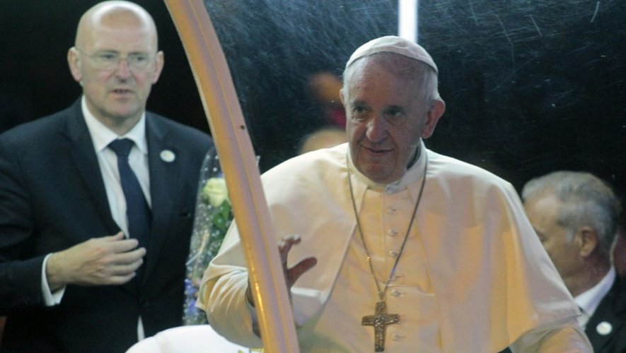 Le pape François à son arrivée   à la cathédrale le 11 juillet 2015 à Asuncion au Paraguay