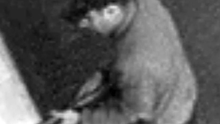 Capture d'écran d'images de vidéosurveillance fournie par la police belge le 28 mai 2014 montrant le suspect de la tuerie du Musée juif de Bruxelles