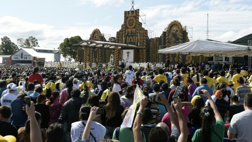 Des fidèles attendent le pape dans la banlieue d'Asuncion, le 12 juillet 2015