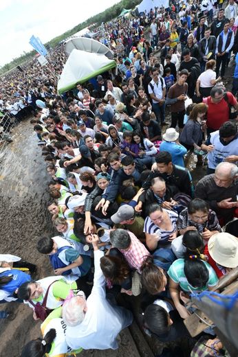Des fidèles attendent le pape dans la banlieue d'Asuncion, le 12 juillet 2015