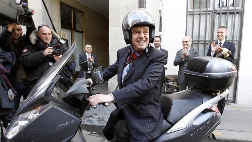 Frédéric Mitterrand sur son scooter après la passation de pouvoir avec son successeur le 17 mai 2012 au ministère de la Culture