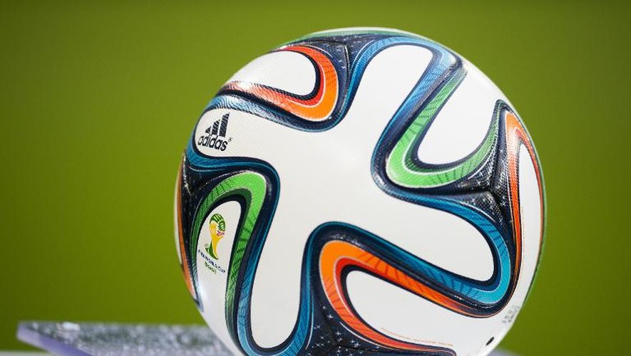 Le ballon officiel de la Coupe du Monde 2014, le "Brazuca", avant un match amical opposant l'Allemagne et la Pologne, le 13 mai 2014 à l'Imtech Arena de Hambourg.