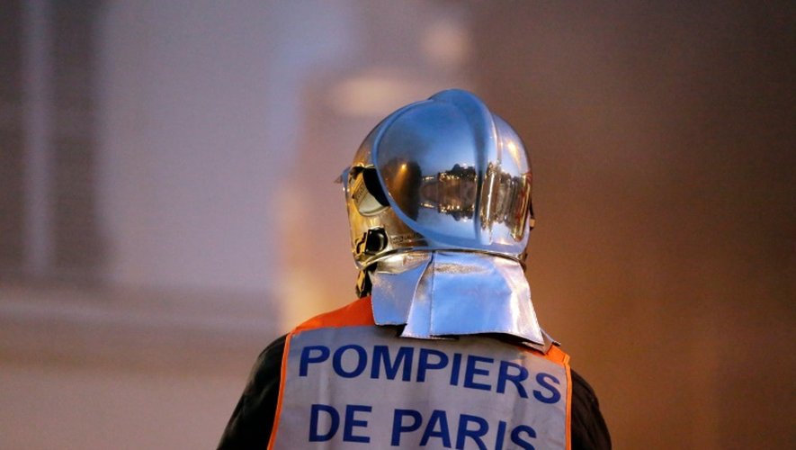 Un pompier en intervention lors d'un incendie le 10 juillet 2013 à Paris