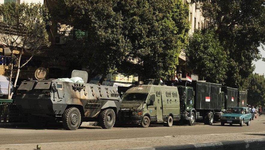 Des camions et des blindés de l'armée égyptienne dans une des rues menant à la place Tahrir, au Caire, le 20 août 2013