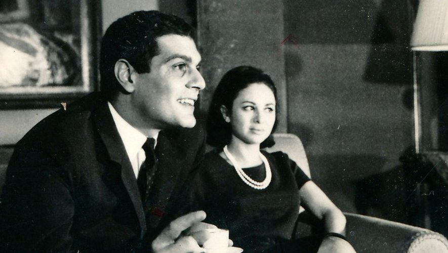 Photo prise en 1966 et publiée par l'agence Mena le 18 janvier 2015 montrant les acteurs égyptiens Omar Sharif (g) et Faten Hamama, son épouse, au Caire