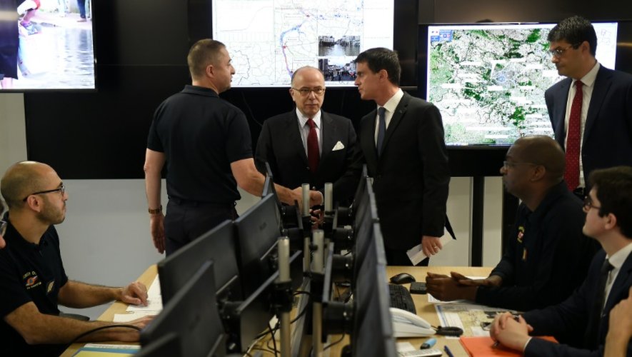 Le ministre de l'Intérieur Bernard Cazeneuve (au centre) et Manuel Valls (deuxième à droite) Centre opérationnel de gestion interministériel de crise à Paris le 2 juin 2016