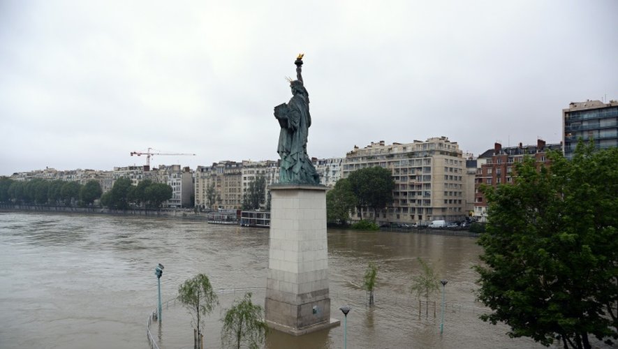 La réplique de la Statue de la Liberté au milieu de la Seine débordant de son lit à Paris le 1er juin 2016