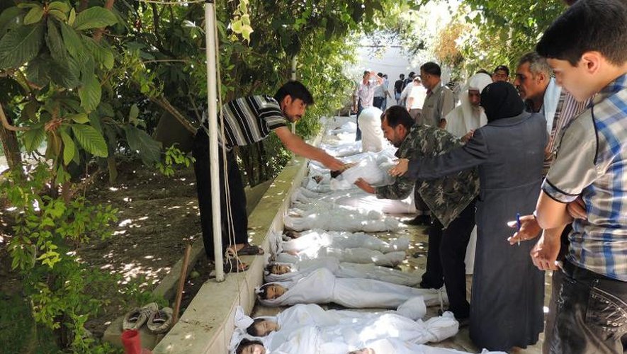 Photo de l'opposition syrienne montrant des cadavres d'enfants victimes, selon elle, d'armes chimiques, lors de bombardements de l'armée près de Damas, le 21 août 2013