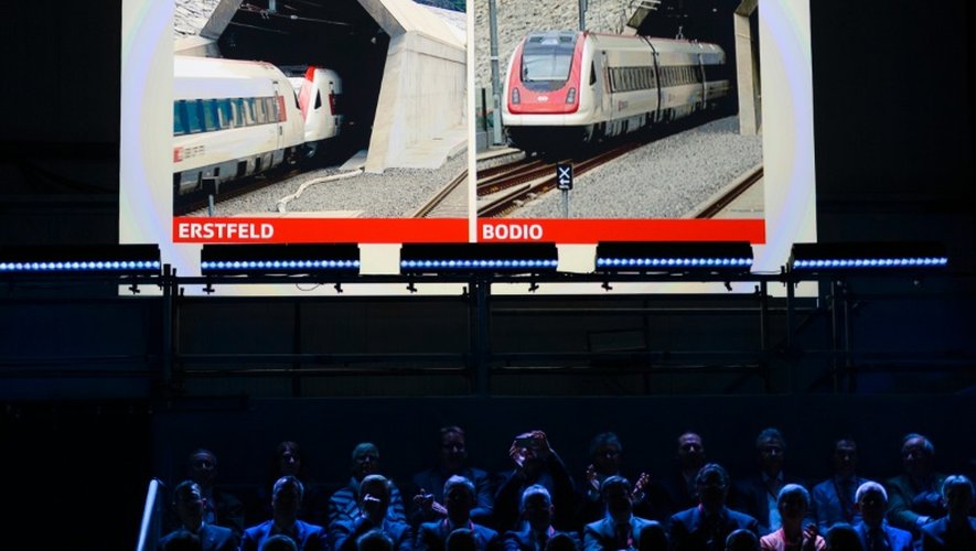 Des invités applaudissent l'entrée de trains dans le nouveau tunnel de Gotthard le 1er juin 2016