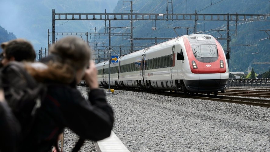 Le premier train à empunter le plus long tunnel du monde, à Pollégio en Suisse, le 1er juin 2016