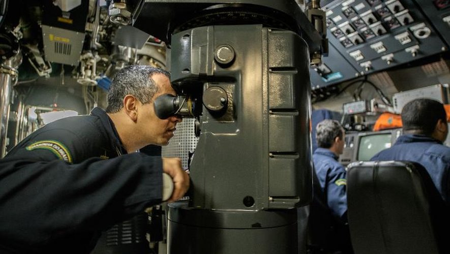 Le commandant du sous-marin d'attaque brésilien S34 Tikuna de classe 209 sur la base naval de Niteroi, au Brésil, le 27 mai 2014
