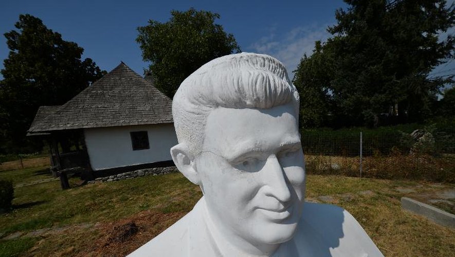 Photo prise le 19 août 2103 d'une statue de l'ancien dictateur roumain Nicolae Ceausescu (1918-1989) devant la maison où il naquit dans le village de Scornicesti