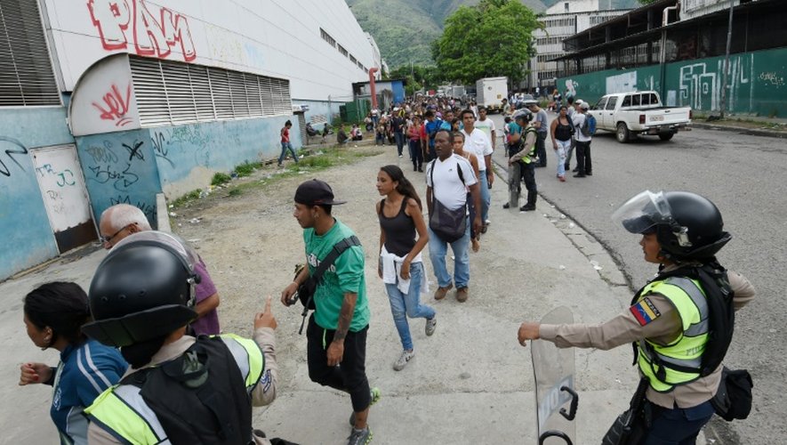Fatigués notamment de faire la queue pendant des heures avant de trouver des rayons vides au supermarché, les Vénézuéliens semblent avoir perdu patience