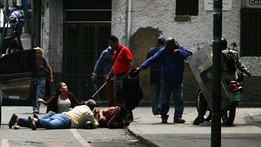 Des journalistes maintenus au sol par les forces de sécurité, le 2 juin 2016 à Caracas