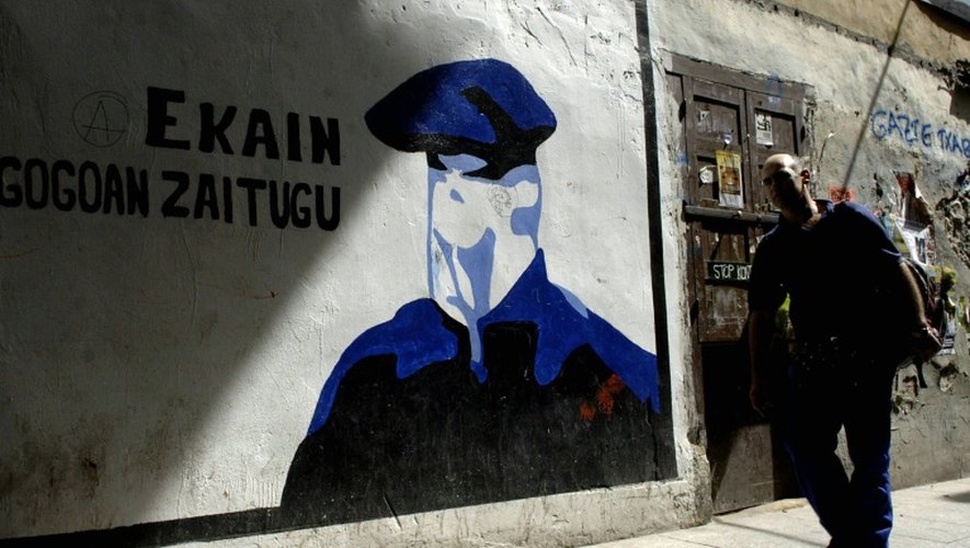 Un homme passe devant un graffiti à la mémoire d'un membre de l'ETA dans la ville de Hernani en Espagne, le 18 août 2006